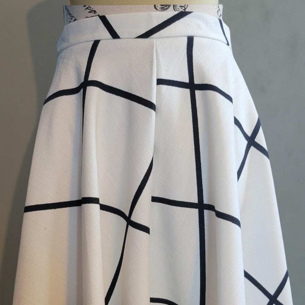Elegant White and Black Grid Skirt - Picture 6 of 8